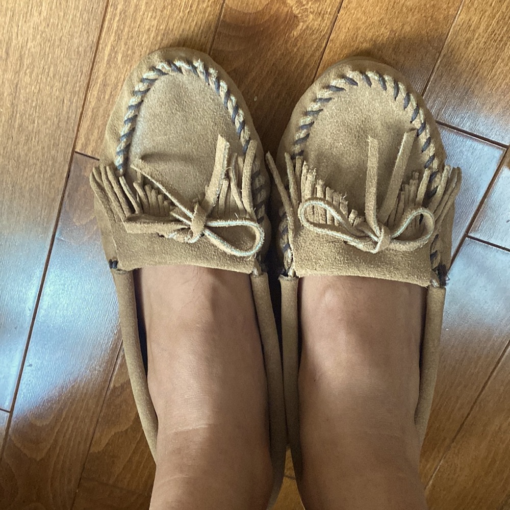 Minnetonka Kilty Tan Hardsole Moccasins- size 10 - Picture 5 of 5